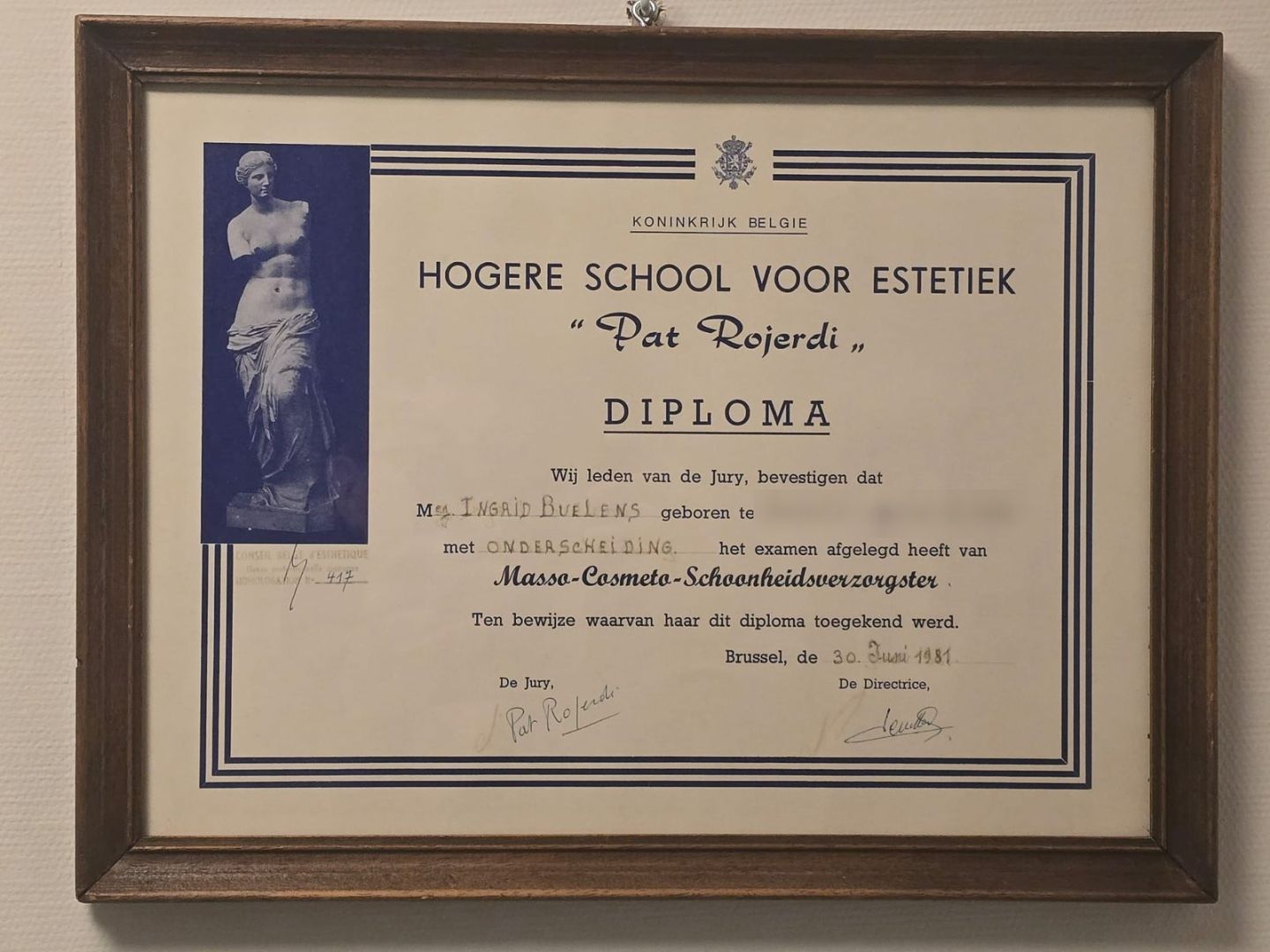 Ingekaderd diploma van masso-cosmeto-schoonheidsverzorgster, met onderscheiding behaald aan de Hogere School voor Estetiek Pat Rojerdi in Brussel.